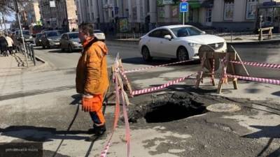Внедорожник директора тепловых сетей Новоалтайска провалился в яму