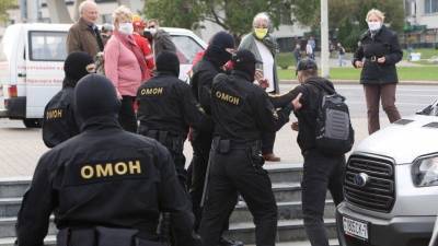 Гранаты и водометы: столкновения протестующих с силовиками начались в Минске