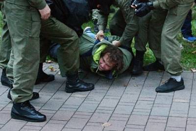 В Минске против демонстрантов применили светошумовые гранаты и водометы
