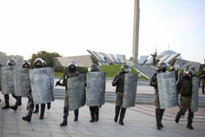 В Минске применили светошумовые гранаты и водометы против митингующих