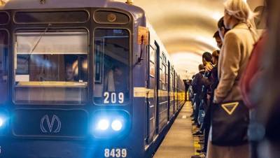 Пассажир упал на рельсы в метро Петербурга