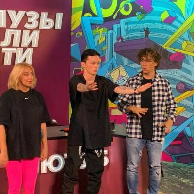 Видео, как Алёна Апина в розовых лосинах танцует с Максимом Галкиным под «Лёху»