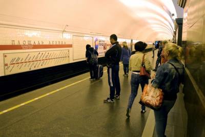 Упавший на рельсы в петербургском метро пассажир погиб