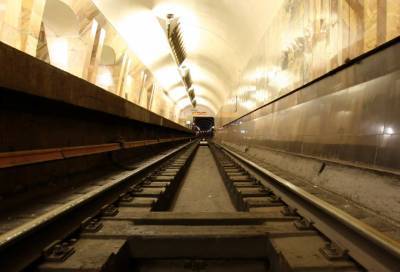 В метро Петербурга пассажир умер после падения на рельсы