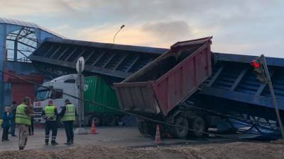 Объезд участка из-за обрушения пешеходного моста в Любани организуют в течение 1,5 часов