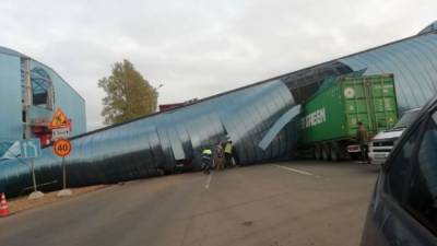 На трассе М-10 в Ленинградской области рухнул надземный переход