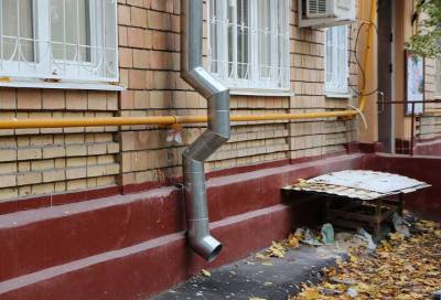 В Петербурге с третьего этажа упал мужчина. Встал и ушел