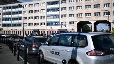 Несколько десятков человек напали на полицейский участок в пригороде Парижа