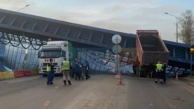 Водитель самосвала пострадал в результате обрушения пешеходного моста в Любани