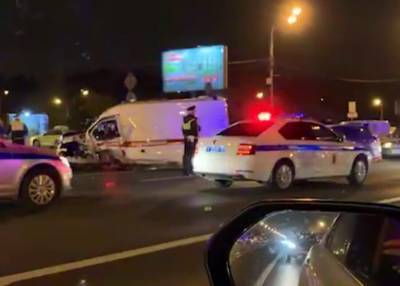 BMW и машина скорой помощи столкнулись на Кутузовском проспекте