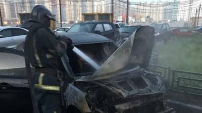 На Петергофском шоссе у иномарки загорелся салон в отсутствии водителя - piter.tv - Санкт-Петербург