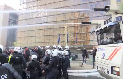 Протесты в мире: в Брюсселе полиция смывала водомётами митингующих, в Афинах применили слезоточивый газ