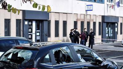 В пригороде Парижа фейерверками обстреляли полицейский участок
