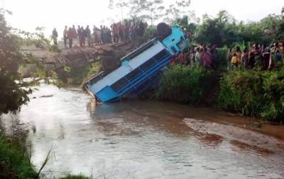 В Бурунди грузовик упал с моста в реку, 16 погибших