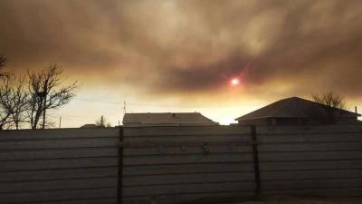 В Атырауской области вновь горит камыш: жители жалуются на запах гари, в некоторых районах небо затянуло дымом