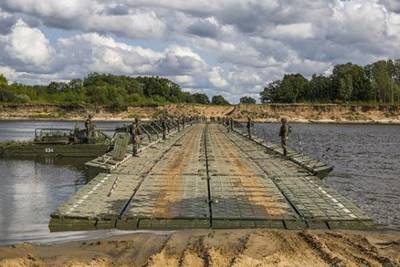 Военные в Бурятии сделали понтонный мост для жителей двух сел
