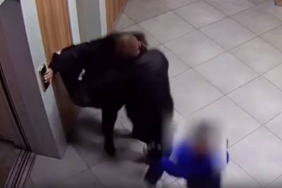 Красноярский спортсмен силой зашвырнул свою жену в лифт на глазах у ребенка
