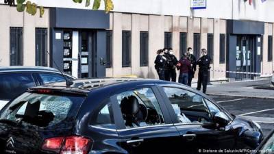 Около 40 человек напали на участок полиции рядом с Парижем