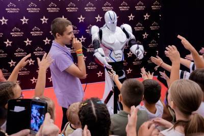 Впервые в Томске робот-актер из Великобритании и российский роботерминатор