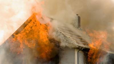 Пожар в двухэтажном доме в Якутске унес жизни женщины и двоих детей