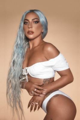 Леди Гага снялась для рекламы своего косметического бренда полуобнаженной