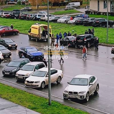 В Кемерове в ДТП разбился дорогой Mercedes-Benz: видео последствий аварии
