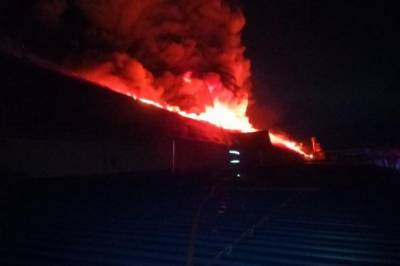 В Мукачево загорелось здание на лыжной фабрике: к тушению привлекли более сотни спасателей (фото)