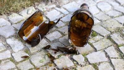 Несовершеннолетний осколком бутылки порезал петербуржца в центре города