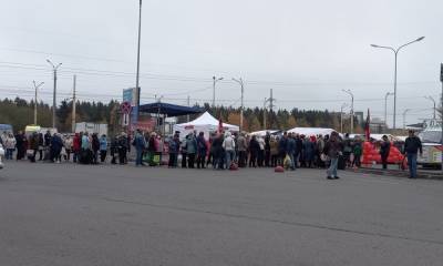 «Хорошо не по талонам». Петрозаводчане стоят в огромной очереди, чтобы попасть на ярмарку