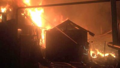 В Цыганском поселке сгорели четыре бани и пострадал жилой дом (ФОТО)