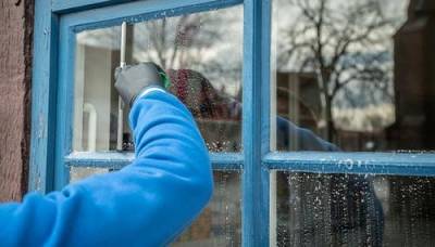 Эколог Ястребцев сообщил, что немытые окна могут нанести вред здоровью человека