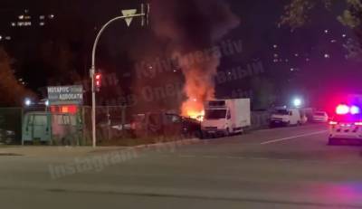 На охраняемой парковке в Киеве ночью горели машины