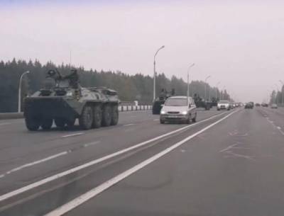 Протесты в Беларуси: военная техника в центре Минска и первые задержания — фото и видео
