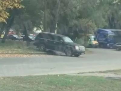 В Киеве автохам на Cadillac отличился непозволительным маневром