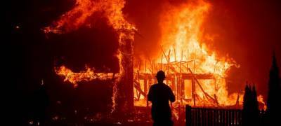 Огонь едва не уничтожил дачный дом в Карелии