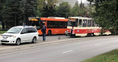 На Черняховского из-за ДТП на путях встали трамваи