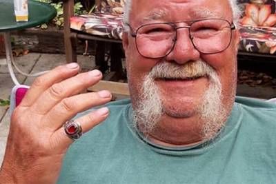 Жена нашла потерянное 53 года назад кольцо мужа