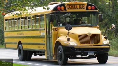 Юного угонщика школьного автобуса пересадили в патрульную машину США