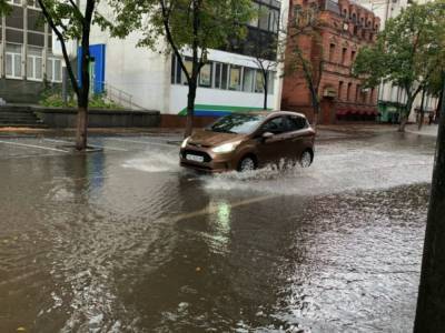 В Днепре и Черновцах улицы затопило после сильного ливня: фото и видео последствий разгула стихии