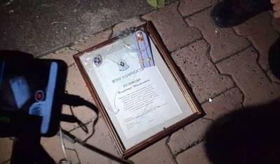 Полицейский в Хабаровске выбросил свои награды после жестокого разгона митингующих