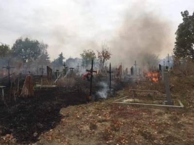 В Харькове на кладбище произошел пожар