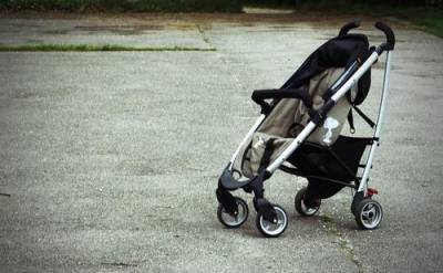 Во дворе жилого дома в Татарстане нашли брошенного в коляске ребенка
