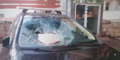 Оштрафованный житель Хайфы бросил камень в машину городских инспекторов