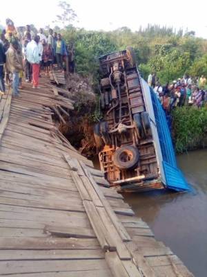 Вместо свадьбы – похороны: в Бурунди под автобусом рухнул мост