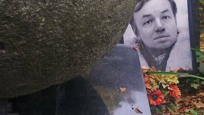 Вандалы скрутили буквы на заброшенной могиле поэта Вознесенского
