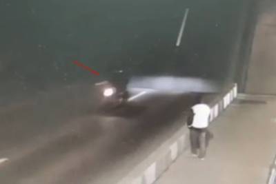 Спасатель на мотоцикле сорвался с разведенного Сампсониевского моста
