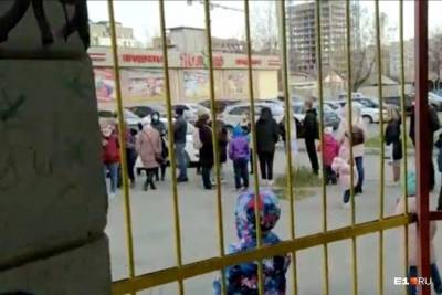 В Екатеринбурге у поликлиники выстроилась очередь детей на тестирование на COVID-19