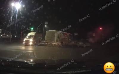 Появилось видео столкновения маршрутки и ВАЗа на перекрёстке в Кемерове