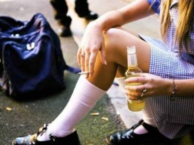 В Одессе пьяные девушки поссорились с парнем: били его автомобиль ногами и получили порцию спрея из перцового баллончика