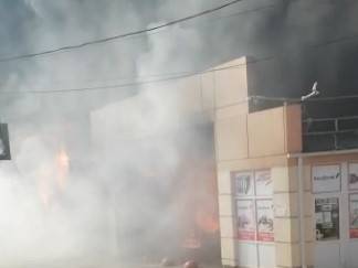 МЧС: пожар на рынке в Шахтах локализован